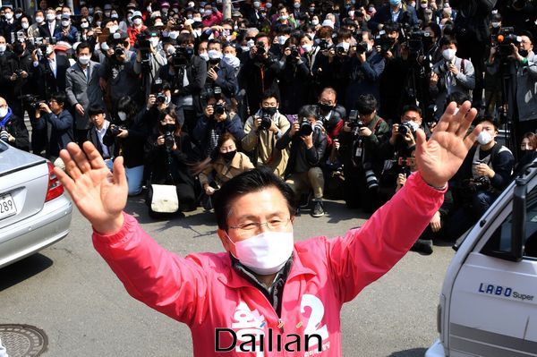21대 총선의 본격적인 선거운동이 시작된 2일 오전 서울 종로에 출마한 황교안 미래통합당 후보가 종로구 통인시장 부근에서 열린 선거유세에서 두 팔을 들어 인사하고 있다. ⓒ데일리안 박항구 기자
