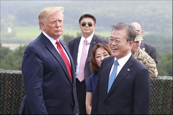 문재인 대통령과 도널드 트럼프 미국 대통령이 2019년 6월 30일 오후 경기도 파주 캠프 보니파스 북쪽의 최북단 '오울렛 초소'를 찾아 북한쪽을 살펴보고 있다. ⓒ청와대