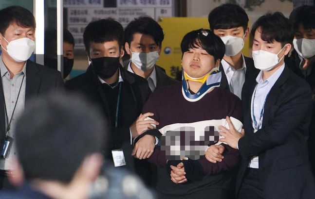 텔레그램에 '박사방'을 열고 미성년자를 포함한 여성들을 대상으로 성착취 범죄를 저지른 '박사' 조주빈이 3월 25일 오전 서울 종로구 종로경찰서에서 검찰로 송치되고 있다.ⓒ뉴시스