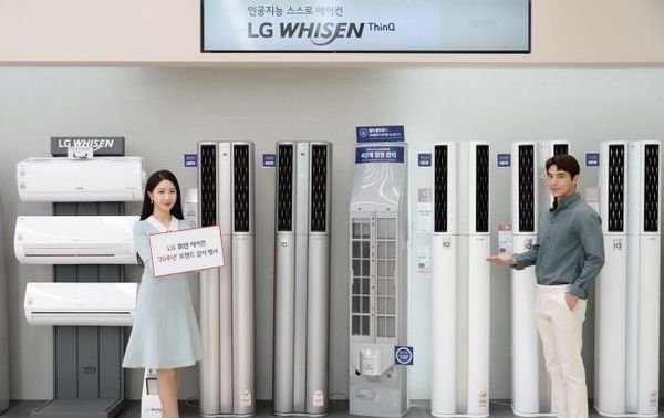 LG전자 모델들이 ‘LG 휘센’ 브랜드 출시 20주년을 맞아 진행되는 'LG 휘센' 고객 감사 행사를 소개하고 있다.ⓒLG전자