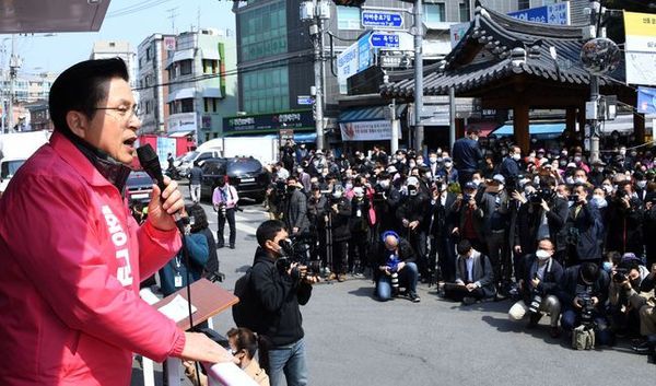 서울 종로에 출마한황교안미래통합당 후보가 종로구 통인시장 부근에서 열린 선거유세에서 유세차량에 올라 지지를 호소하고 있다. ⓒ데일리안 박항구 기자