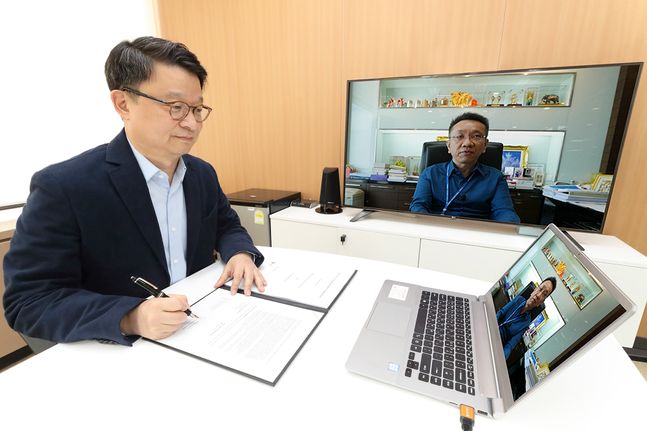 김영우 KT 글로벌사업본부장 상무와 수폿 산얍피시쿨 3BB TV 사장과 화상회의를 통해 ‘IPTV 서비스 공급 계약’을 체결하고 있다.ⓒKT
