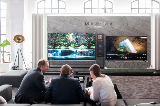 유럽지역 거래선 관계자들이 2020년형 LG 올레드 TV를 살펴보고 있다.ⓒLG전자