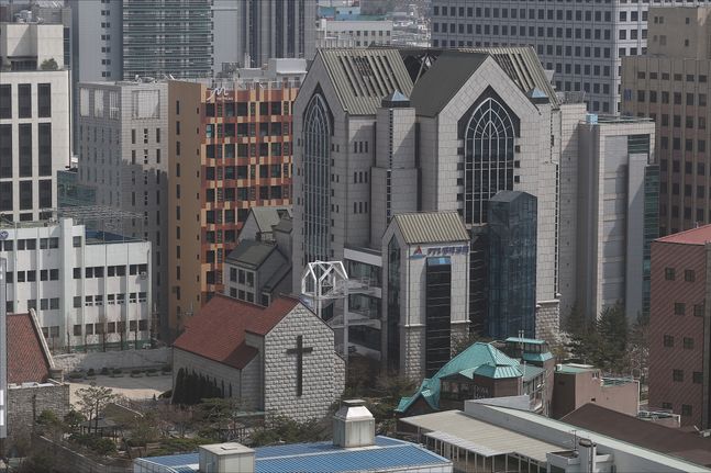 코로나19 확산 억제를 위한 '고강도 사회적 거리 두기'가 시행 중인 5일에도 서울의 일부 교회가 현장 예배를 강행했다.(자료사진) ⓒ데일리안 홍금표 기자