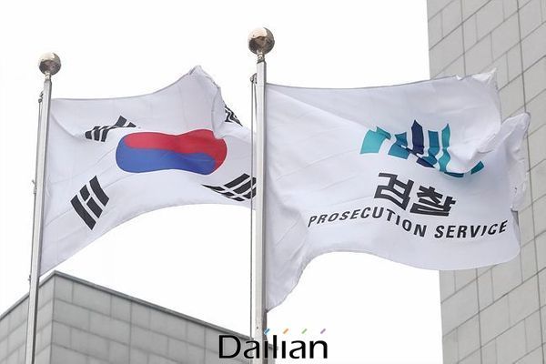 바람에 흔들리고 있는 검찰 깃발(자료사진) ⓒ데일리안 홍금표 기자