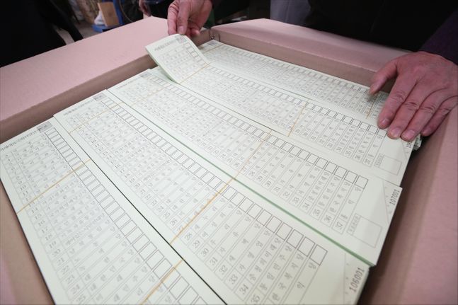 6일 오후 서울 중구의 한 인쇄소에서 인쇄소 관계자가 제21대 국회의원 총선거 투표용지를 확인하고 있다. ⓒ데일리안 홍금표 기자