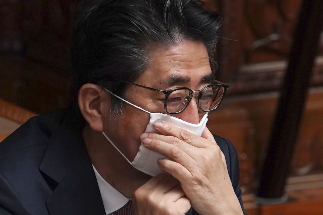 아베 신조 일본 총리가 3일 일본 도쿄에서 열린 국회 상원 본회의에 참석해 마스크를 매만지고 있다.ⓒ뉴시스