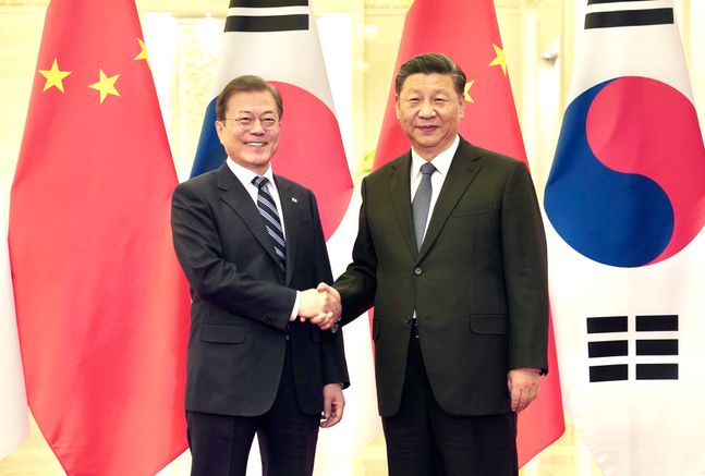 문재인 대통령과 시진핑 중국 국가주석이 2019년 12월 23일 중국 베이징 인민대회당에서 정상회담 전 악수를 하고 있다. ⓒ뉴시스