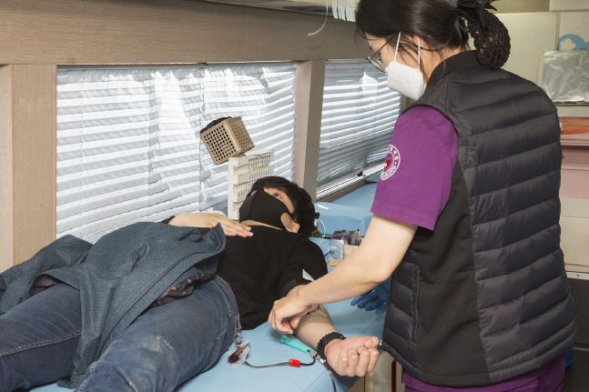 코오롱그룹 임직원들이 8일 서울 마곡 코오롱 원앤온리(One&Only)타워에서 헌혈하고 있다.ⓒ코오롱그룹