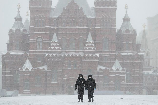 러시아 수도 모스크바의 붉은광장에서 신종 코로나바이러스 감염증(코로나19) 확산 방지를 위해 마스크를 쓴 경관들이 순찰하고 있다.ⓒ뉴시스