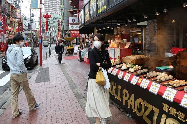 일본 도쿄 인근 요코하마 거리에 코로나19로 시민들이 마스크를 착용하고 있다.ⓒ뉴시스