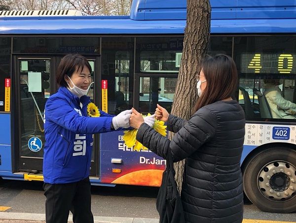 지나는 시민과 인사를 나누고 있는 전현희 더불어민주당 서울 강남을 후보 ⓒ전현희 후보 인스타그램