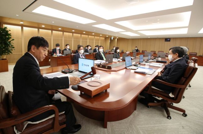이주열 한국은행 총재가 9일 서울 중구 한국은행에서 열린 금융통화위원회에서 의사봉을 두드리고 있다.ⓒ한국은행