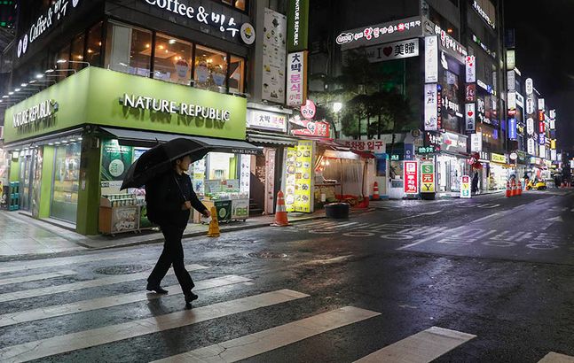 코로나19 확산 방지를 위해 정부가 ‘보다 강력한 사회적 거리두기’를 권고하고 있는 가운데 서울 동대문구 쇼핑센터 인근 식당가가 한산한 모습을 보이고 있다. ⓒ뉴시스