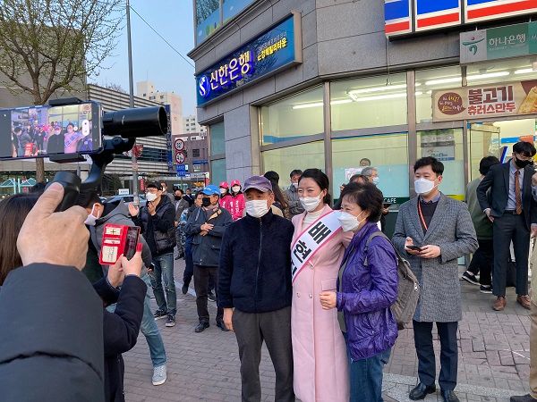 시민들과 사진촬영을 하고 있는 배현진 미래통합당 서울 송파을 후보 ⓒ데일리안 최현욱 기자