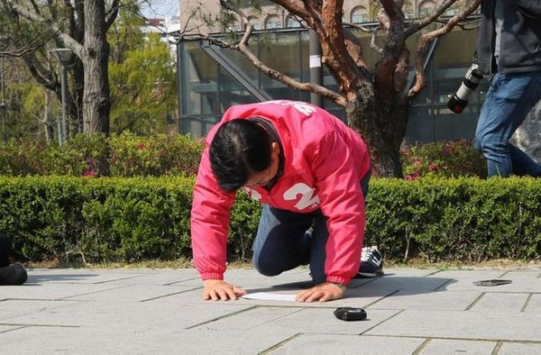 황교안 미래통합당 대표가 10일 서울 종로구 마로니에공원에서 연 기자회견에서 큰절을 하며 지지를 호소하고 있다. ⓒ연합뉴스