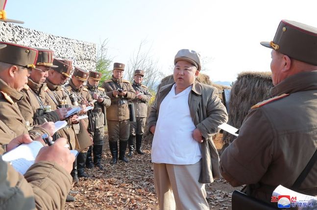 김정은 북한 국무위원장이 최근 포사격 훈련을 지도했다고 조선중앙통신이 10일 보도했다. ⓒ조선중앙통신