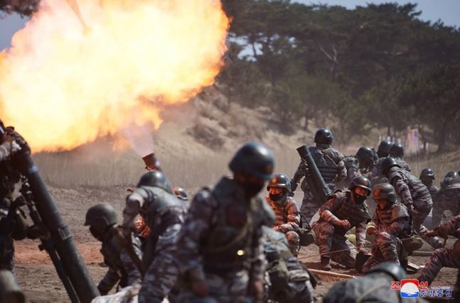 북한 박격포병 구분대가 포사격 훈련을 진행하고 있다. ⓒ조선중앙통신