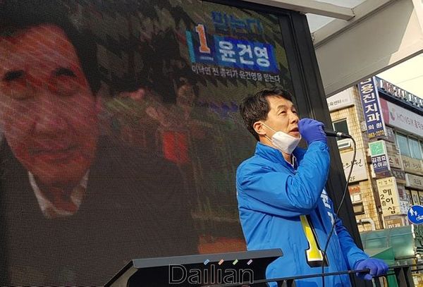 서울 구로을에 출마한 민주당 윤건영 후보가 유세차에서 지지를 호소하고 있다. ⓒ데일리안 정계성 기자
