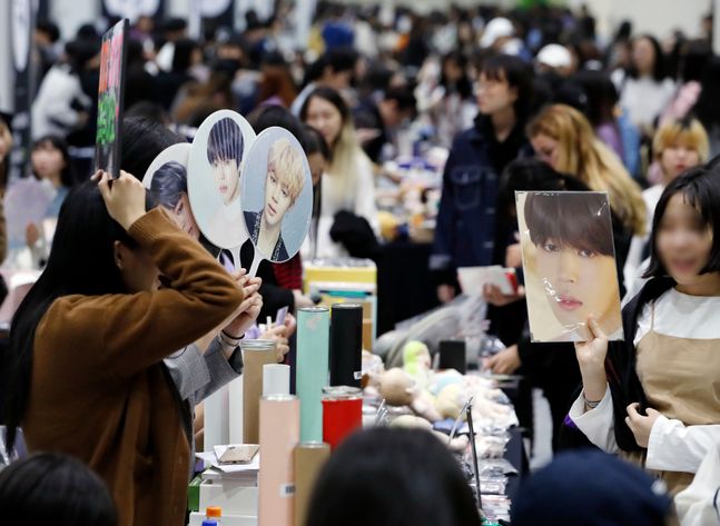 지난해 10월 서울 강남구 코엑스에서 K-POP 팬들이 스타의 애장품을 사기 위해 행사 부스를 둘러보고 있다.ⓒ뉴시스