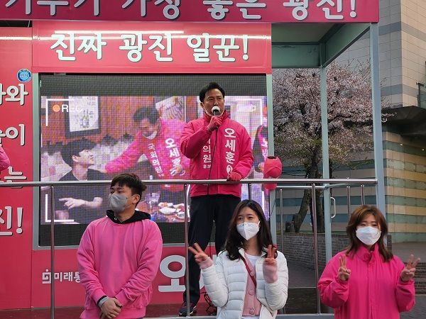 11일 유권자들을 향해 지지를 호소하고 있는 오세훈 미래통합당 서울 광진을 후보 ⓒ데일리안 최현욱 기자