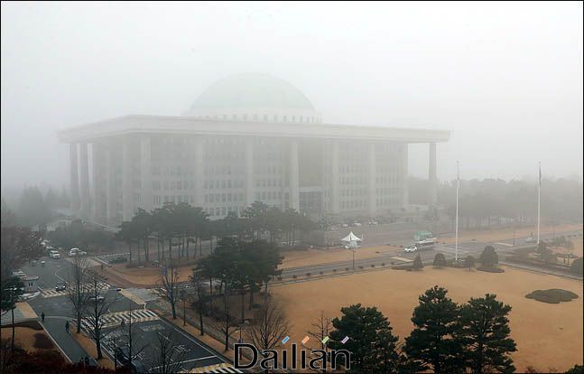 안개속에 빠진 국회의사당 모습. ⓒ데일리안 박항구 기자