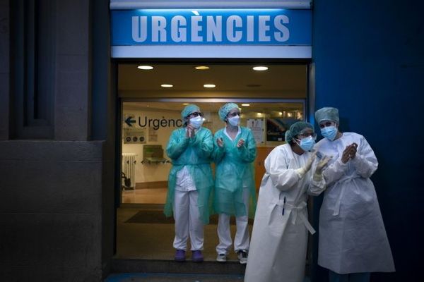 스페인 바르셀로나의 한 병원에서 신종 코로나바이러스 환자들을 치료하고 있는 의료진이 주민들의 응원을 받으며 함께 박수를 치고 있다.ⓒ뉴시스