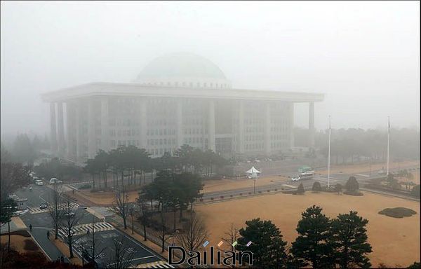 국회의사당이 짙은 안개속에 빠져 있는 모습. ⓒ데일리안 박항구 기자