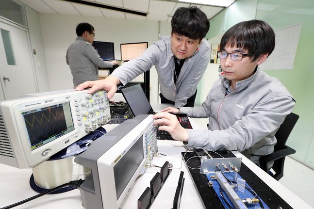 KT융합기술원 연구원들이 서울 서초구 KT연구개발센터에서 양자 암호 통신 기술을 테스트하고 있다.ⓒKT