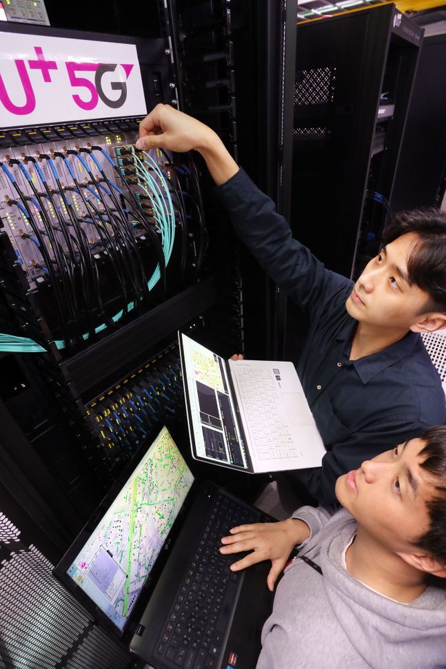 LG유플러스 직원들이 ‘기지국 검증 자동화 장비’를 점검하고 있다.ⓒLG유플러스