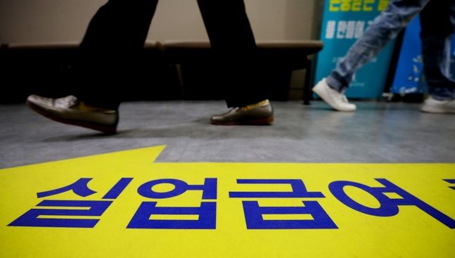 코로나19 여파로 실업급여 신청이 늘어나고 있는 가운데 이달 7일 오전 서울 마포구 서부고용복지플러스센터에서 실업급여 신청자가 상담창구로 이동하고 있다.ⓒ연합뉴스