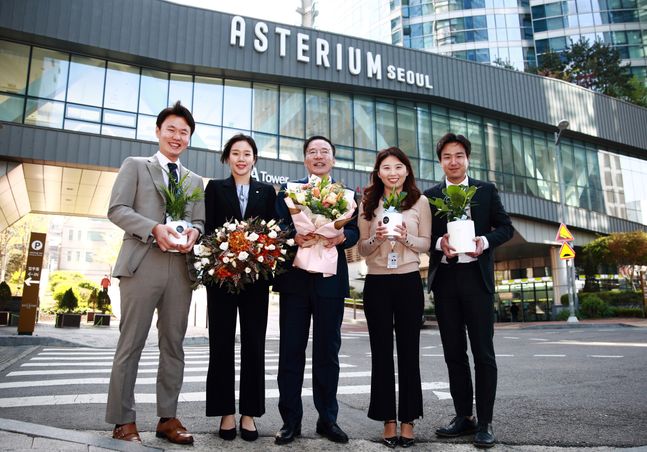 허상희 대표(가운데)가 서울 동자동 동부건설 사옥에서 직원들과 함께 ‘화훼농가 돕기 릴레이 캠페인'에 동참했다.ⓒ동부건설