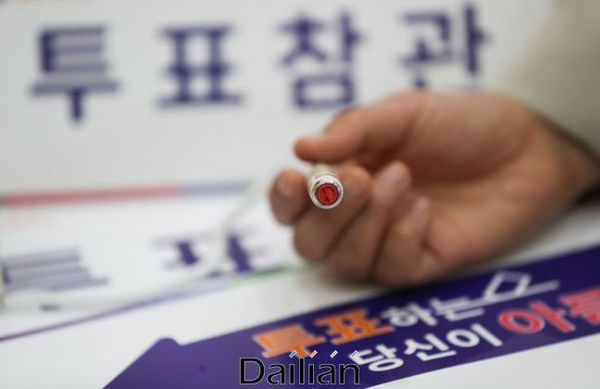 제21대 국회의원선거 투표일을 하루 앞둔 14일 오후 서울 종로구 청운초등학교에서 선관위 직원들이 청운효자동 투표소 설치작업을 하고 있다. ⓒ데일리안 류영주 기자