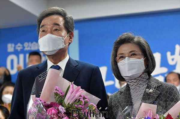 축하 꽃다발을 들고 있는 이낙연 민주당 상임선대위원장과 아내 김숙희 여사 ⓒ데일리안 홍금표 기자