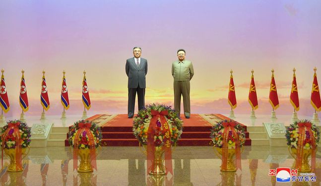 북한 당·정·군 고위간부들이 15일 김일성 주석의 생일(태양절)을 맞아 금수산태양궁전을 참배했다고 '노동신문'이 16일 보도했다. ⓒ조선중앙통신