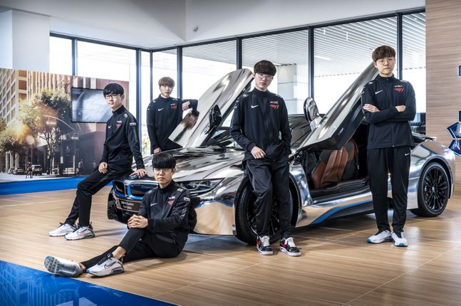 BMW 그룹은 대한민국 국적의 선수들로 이루어진 세계적인 e스포츠팀인 T1과 파트너십을 체결하고 공식 후원한다고 16일 밝혔다.ⓒBMW 그룹