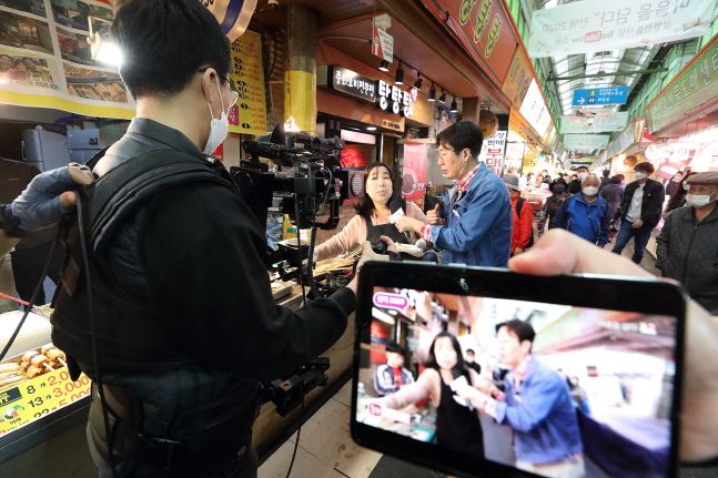 방송인 김영철씨가 17일 경기도 광명시장에서 온라인으로 전통시장을 소개하는 유튜브 라이브 쇼핑을 진행하고 있다.ⓒKT