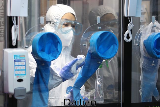 서울 관악구 에이치플러스 양지병원에서 의료진들이 공중전화 박스 형태의 코로나19 감염 안전 진료 부스를 이용해 검사 대상자를 검진하고 있다.ⓒ데일리안 류영주 기자