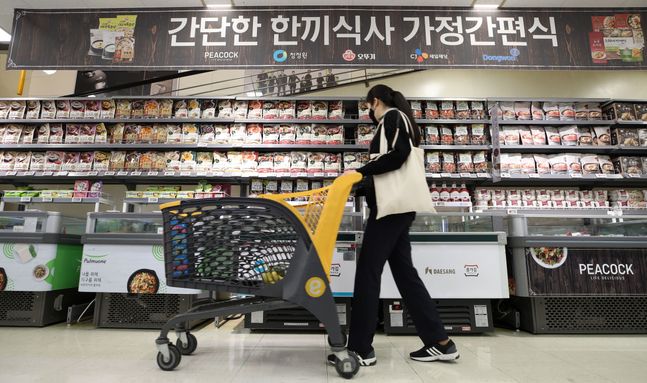 서울의 한 대형 마트에 간편식 제품들이 진열돼 있는 가운데, 여성 소비자가 제품을 둘러보고 있다. ⓒ뉴시스