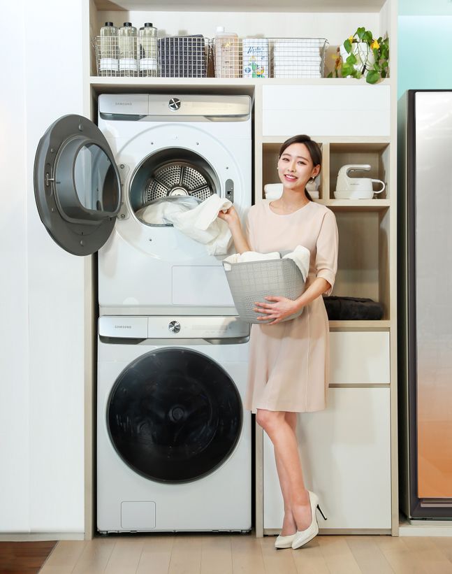 삼성전자 모델이 ‘그랑데 AI’ 세탁기·건조기 제품을 소개하고 있다.ⓒ삼성전자