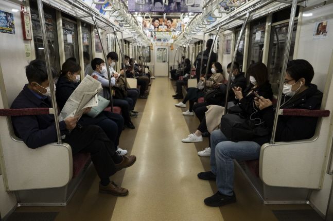 일본 도쿄에서 출근길 시민들이 마스크를 쓴 채 지하철을 타고 이동하고 있다.ⓒ뉴시스