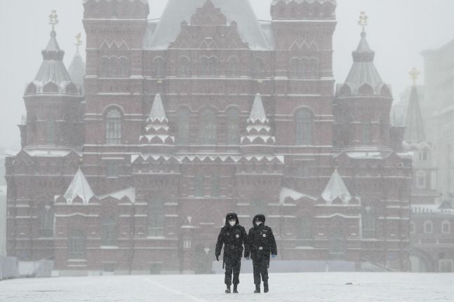 러시아 수도 모스크바의 붉은광장에서 신종 코로나바이러스 확산 방지를 위해 마스크를 쓴 경관들이 순찰하고 있다.ⓒ뉴시스