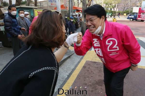 장제원 미래통합당 의원이 지난 공식선거운동기간 도중 지역구인 부산 사상구 학장동 구학마을아파트 앞에서 유권자들과 인사를 하고 있다(자료사진). ⓒ데일리안 류영주 기자