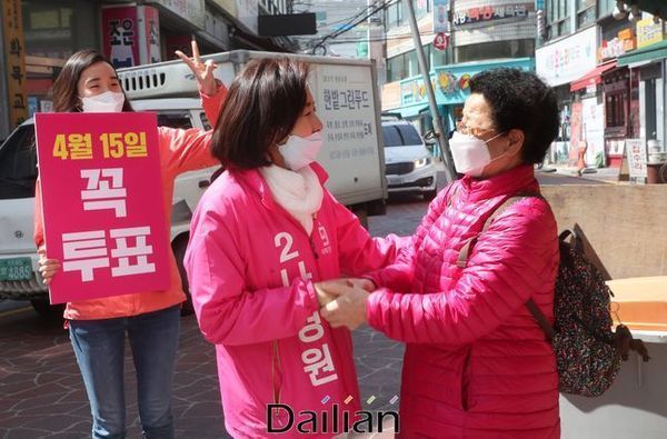 서울 동작을에 출마한 나경원 미래통합당 후보가 공식선거운동기간 중 사당역 인근 골목을 돌며 지지를 호소하고 있다(자료사진). ⓒ데일리안 박항구 기자