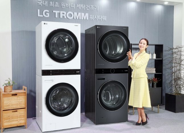 배우 조여정씨가 23일 일체형 디자인의 원바디(One Body) 세탁건조기 'LG 트롬 워시타워'를 소개하고 있다.ⓒLG전자