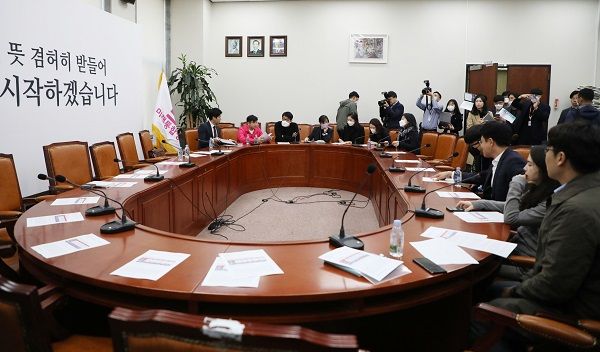 미래통합당 당직자들이 23일 서울 여의도 국회에서 열린 총선 관련 사무처 변화방향 등에 대한 간담회에 참석하고 있다. ⓒ뉴시스