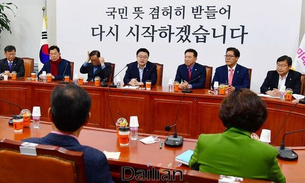 재선에 성공한 미래통합당 의원들이 23일 오후 국회에서 재선 당선자 모임을 하고 있다.ⓒ데일리안 박항구 기자