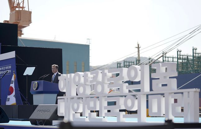 문재인 대통령이 23일 오후 경남 거제 대우조선해양 옥포조선소에서 열린 세계 최대 컨테이너선 '알헤시라스호' 명명식에 참석해 축사를 하고 있다. ⓒ청와대