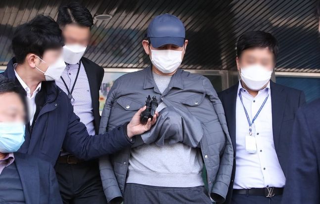 24일 오전 라임 사태 핵심 인물인 김봉현 회장이 수원남부경찰서에서 나오고 있다.ⓒ연합뉴스