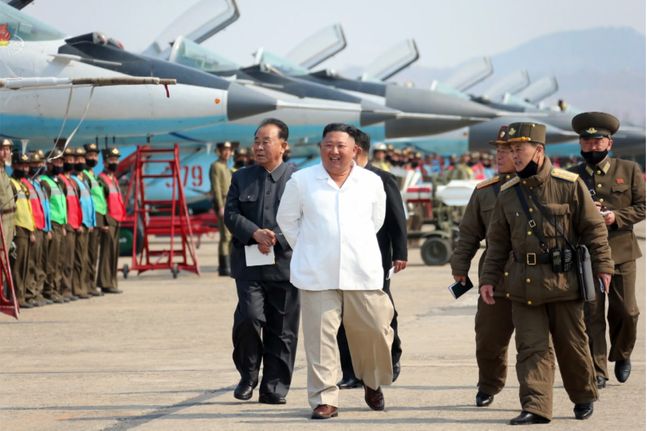 김정은 북한 국무위원장이 서부지구 항공 및 반항공사단 관하 추격습격기연대를 시찰했다고 지난달 12일 조선중앙TV가 보도했다.(조선중앙TV 캡쳐)ⓒ뉴시스